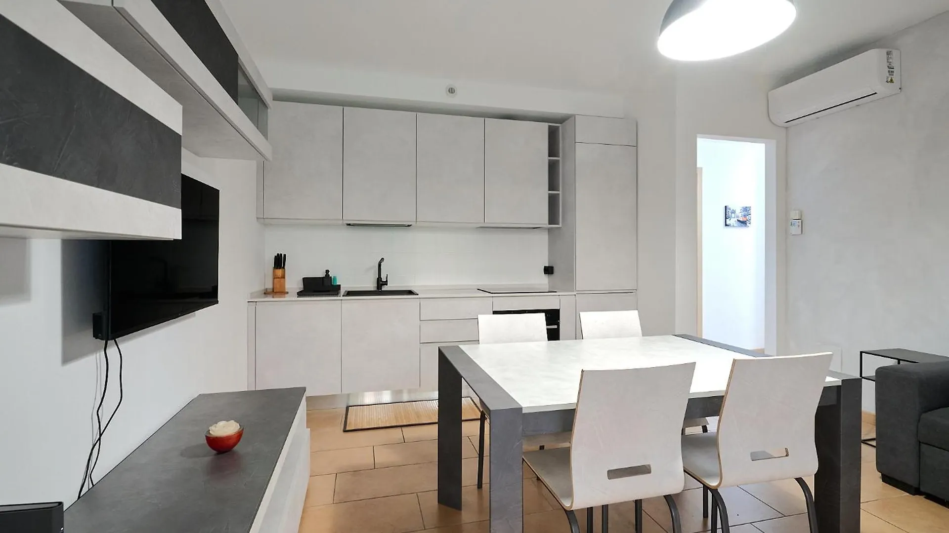Xenia Apartments - Spacious And Bright New Flat With Garden ミラノ 0*,  イタリア